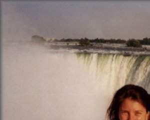 Pose devant les chutes du Niagara